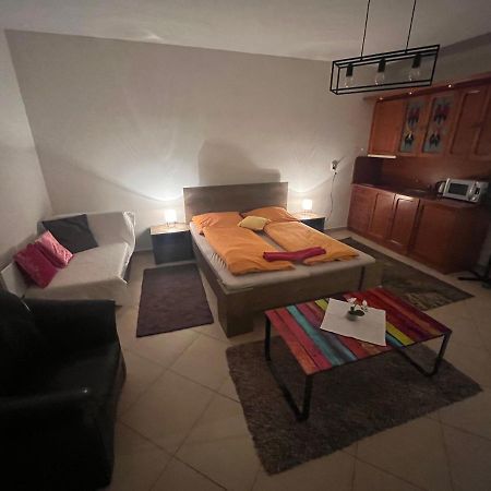 Monelly Apartman Комарно Екстер'єр фото