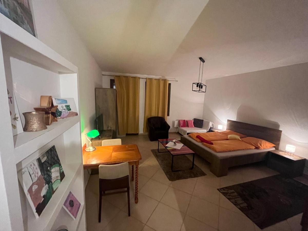 Monelly Apartman Комарно Екстер'єр фото