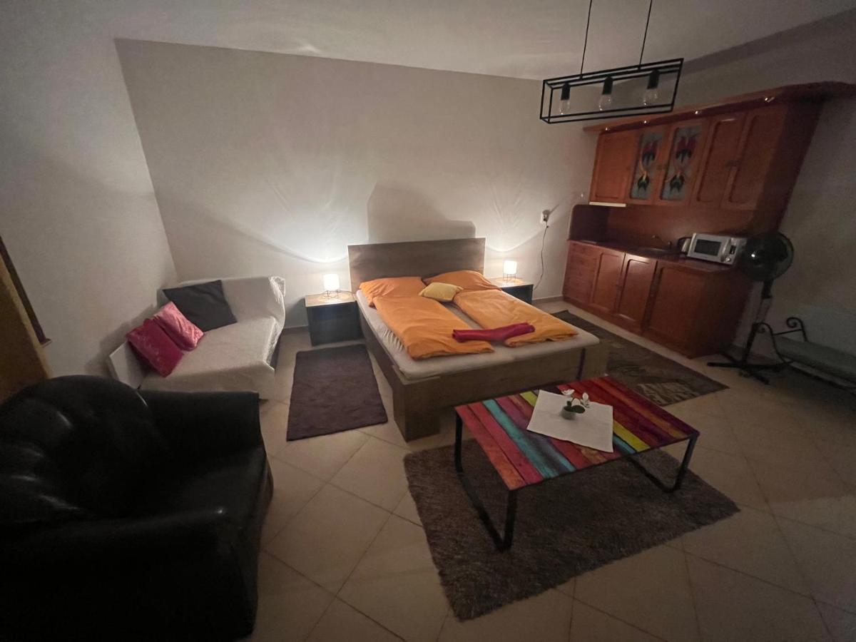 Monelly Apartman Комарно Екстер'єр фото