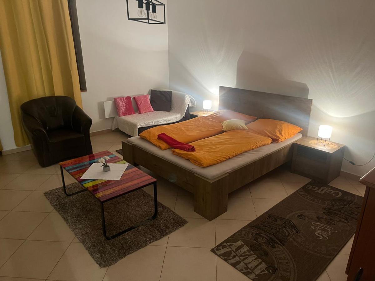 Monelly Apartman Комарно Екстер'єр фото